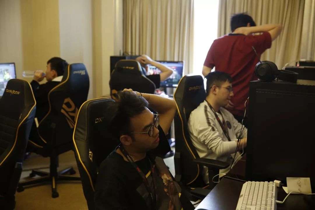 LNG官方：Scout解锁LPL联赛生涯4500次助攻成就！