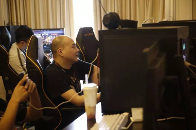 Kiin Rambo 点燃了营地，四名 Dplus KIA 玩家贡献了 0-16。 Generation Gaming 在 24 分钟内赢得了第一场比赛。