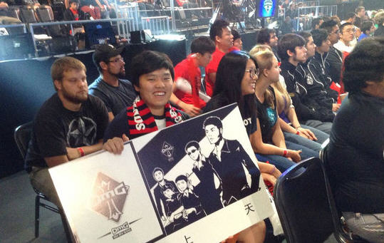 资讯枪林弹雨的沙滩上，一个人四处背着敌人，让队友向他开炮